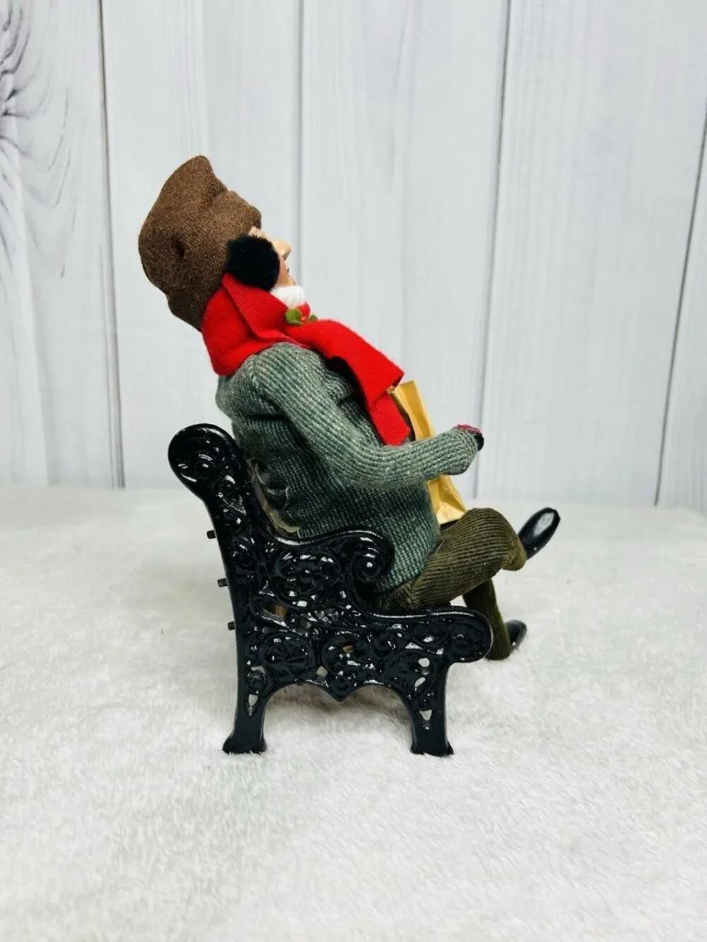 Byers Choice The Carolers Man Feeding Birds Cast Iron Park Bench Vintage 1997